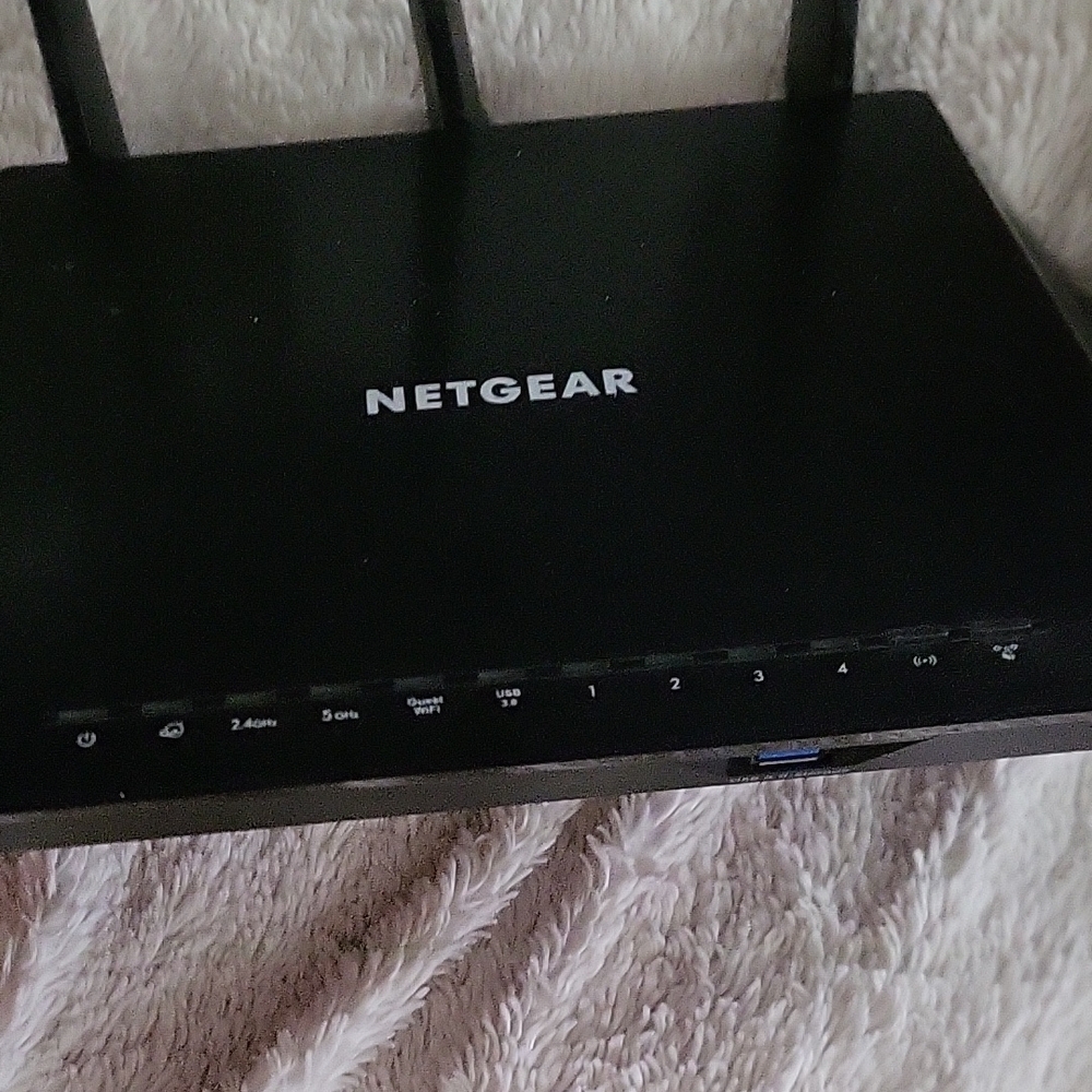 NETGEAR Black Tri-Antenna Router - Picture 3 of 7